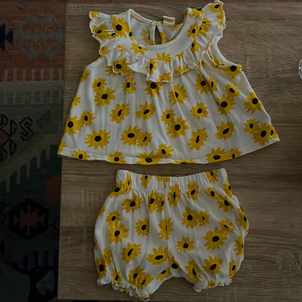 Tuker & Tate 2 piece floral set Like new 3 month old baby